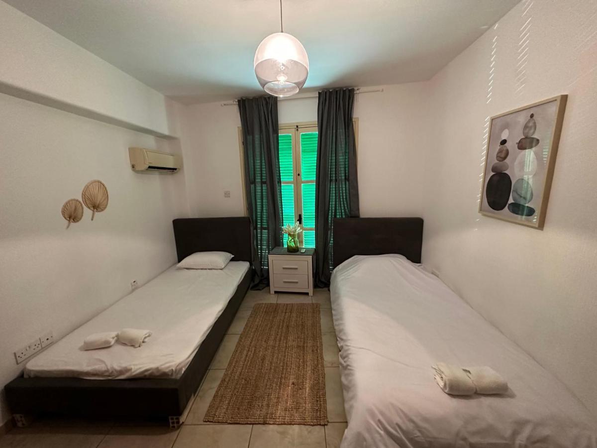 Private Room In Shared Flat Nikosia Exterior foto