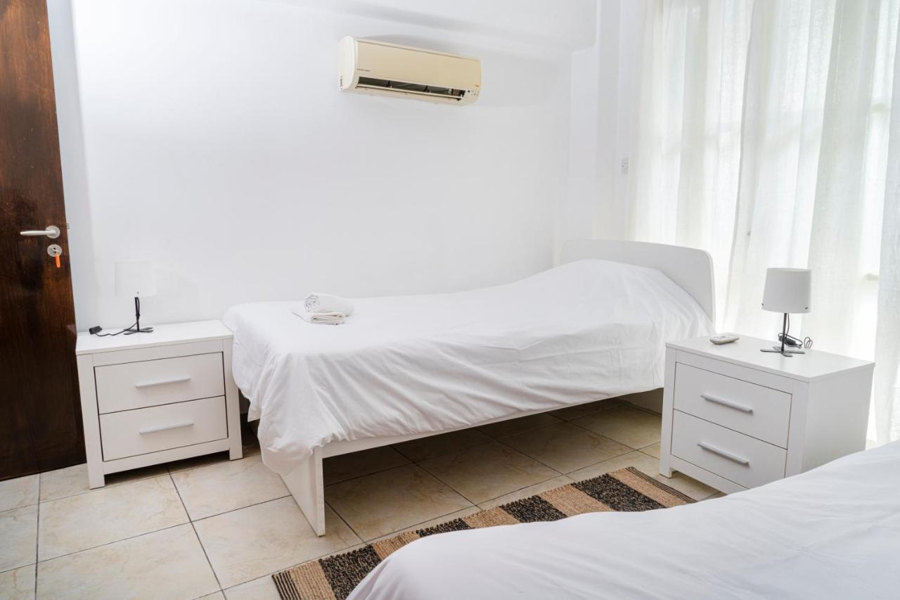 Private Room In Shared Flat Nikosia Exterior foto
