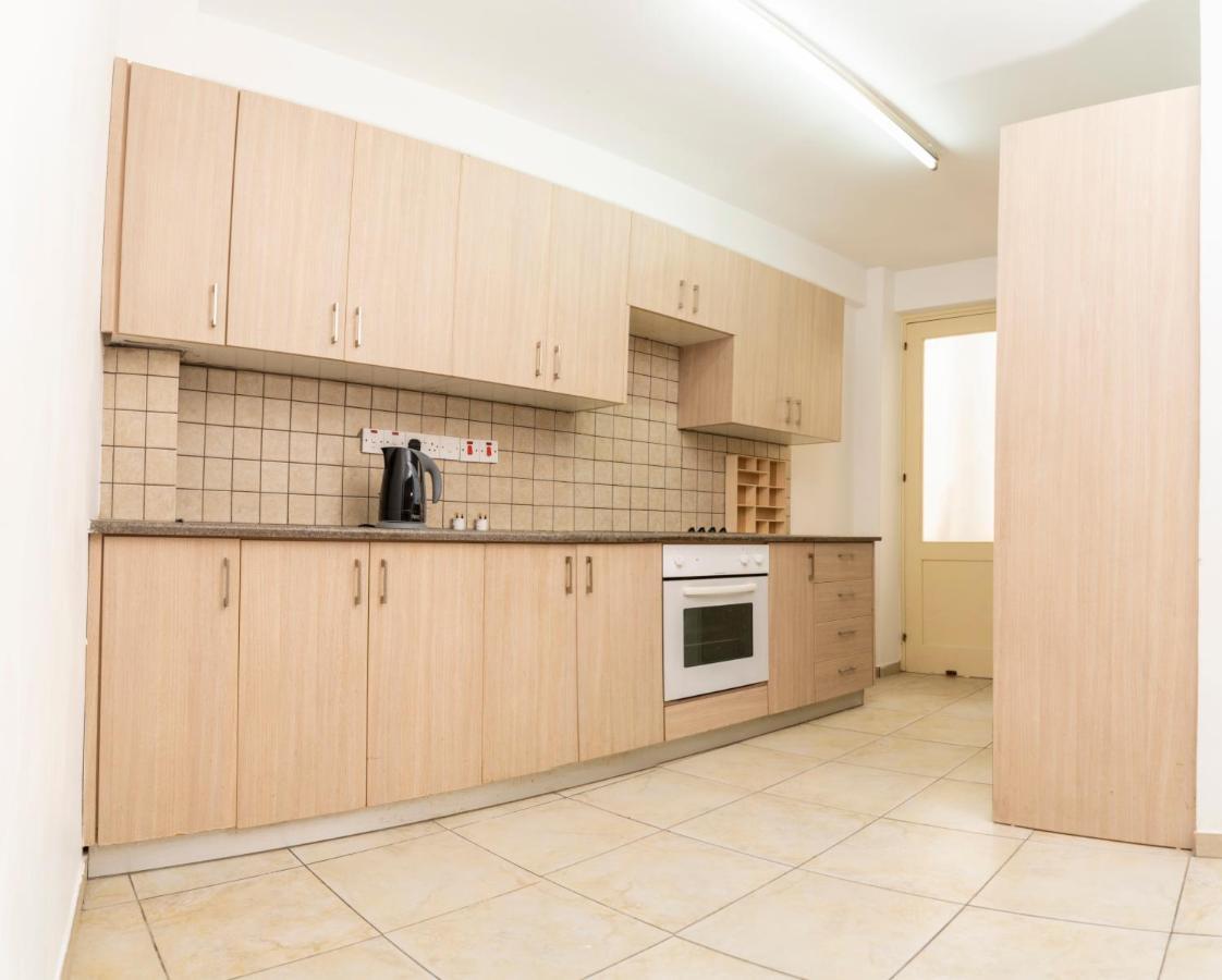 Private Room In Shared Flat Nikosia Exterior foto