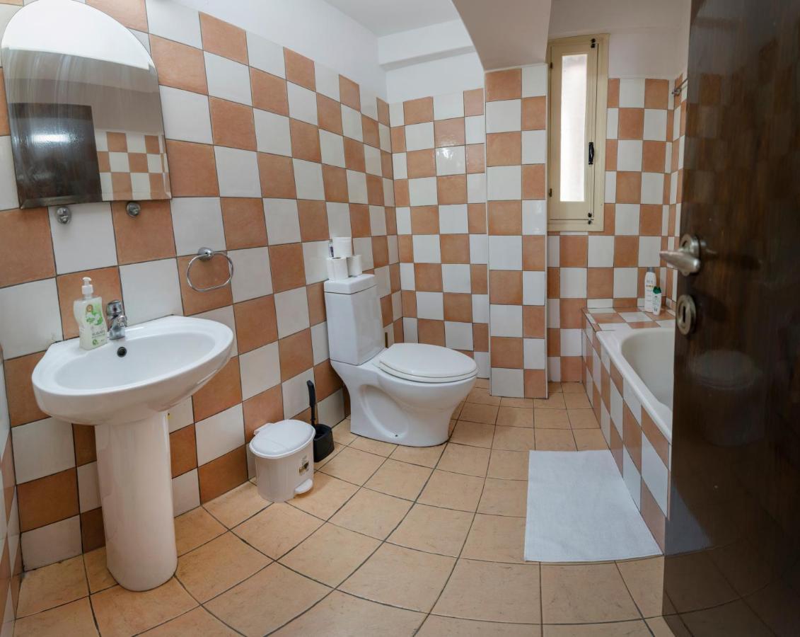 Private Room In Shared Flat Nikosia Exterior foto