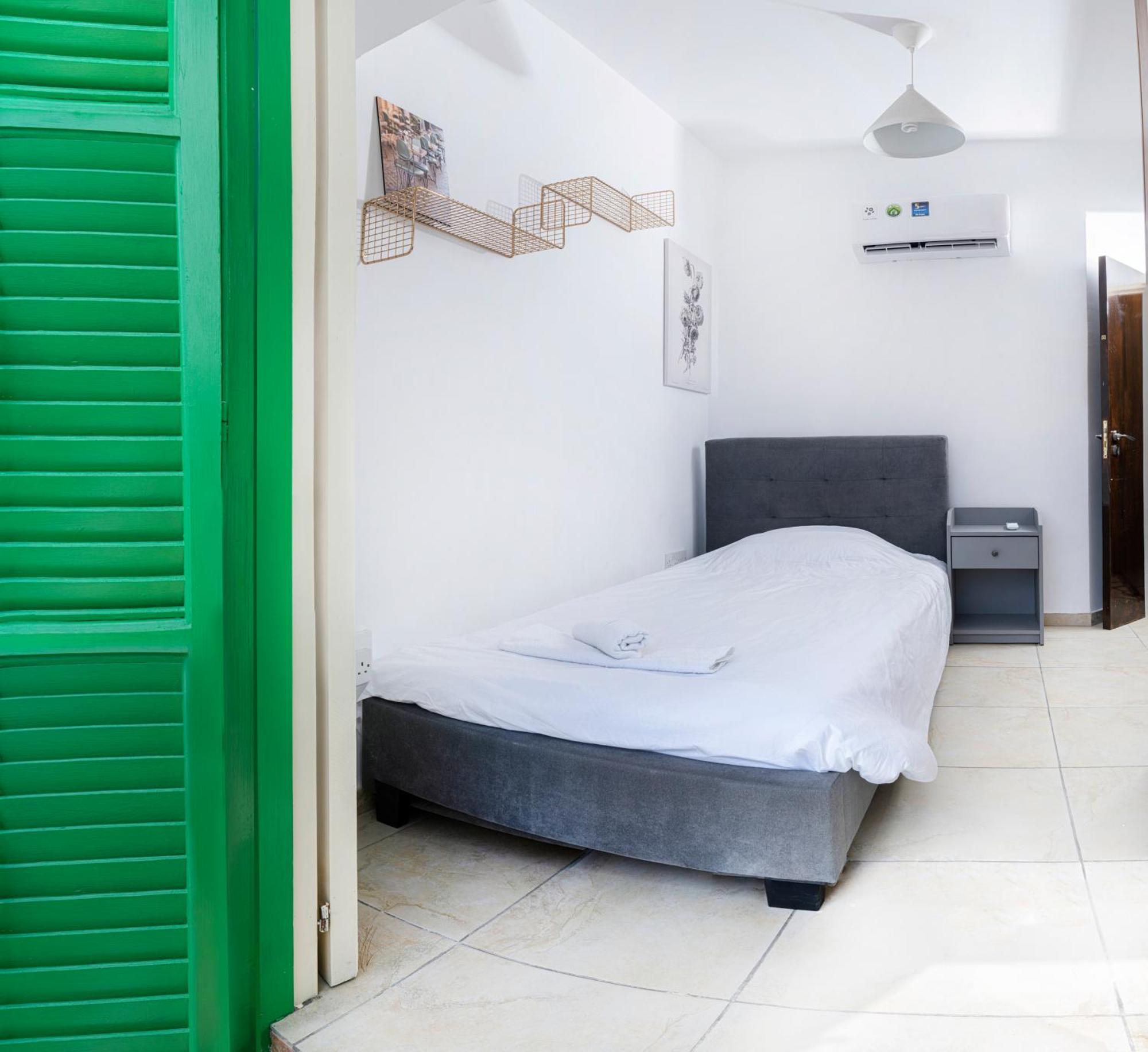 Private Room In Shared Flat Nikosia Exterior foto